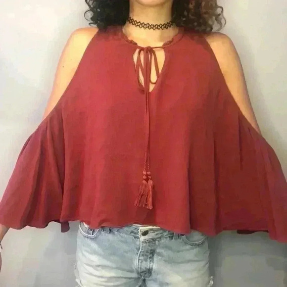 🌸3/$30🌸GUESS | Mauve bohemian cold shoulder  top - Picture 1 of 10